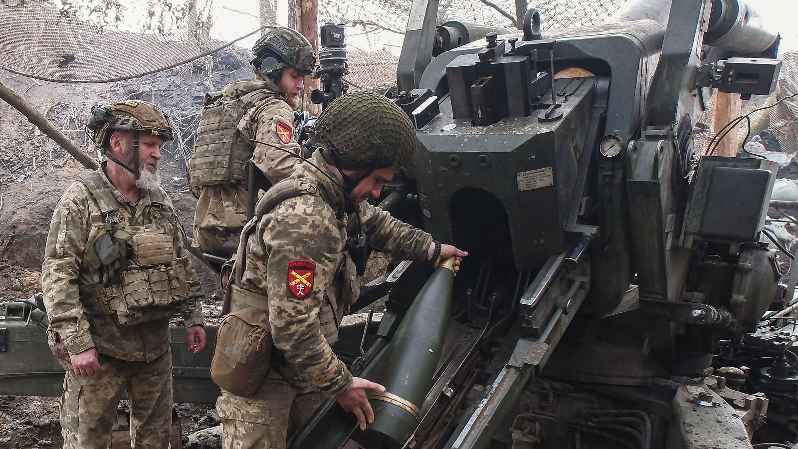 Soldados ucranianos de la 44.ª Brigada Mecanizada Separada operan un obús FH70 en el área de Zaporiyia