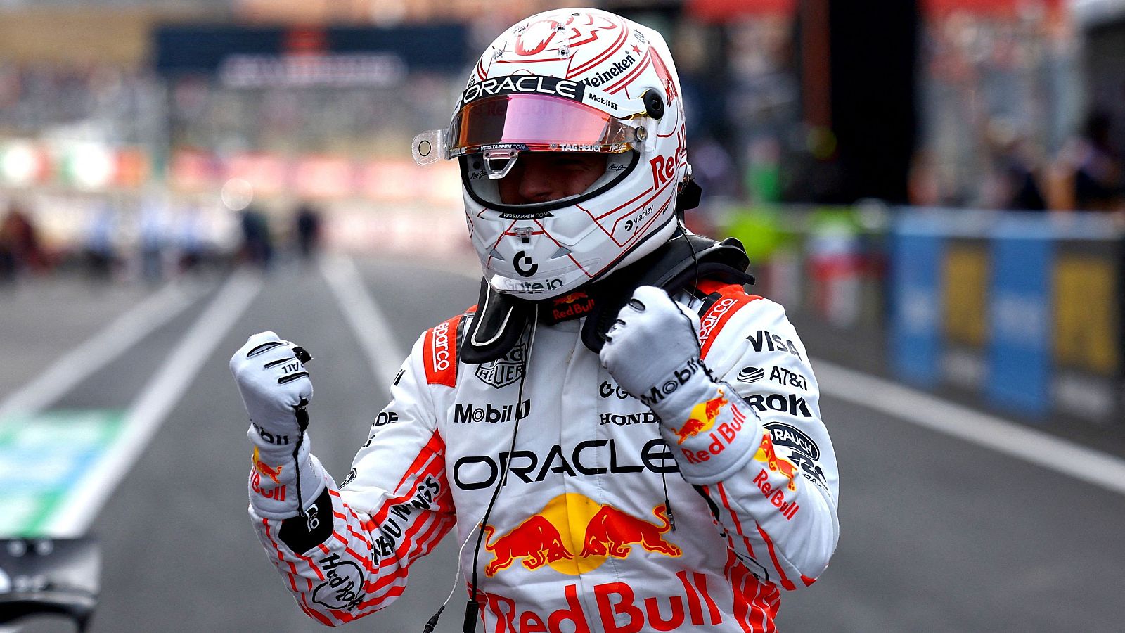Max Verstappen celebra la pole position en el Circuito de Suzuka