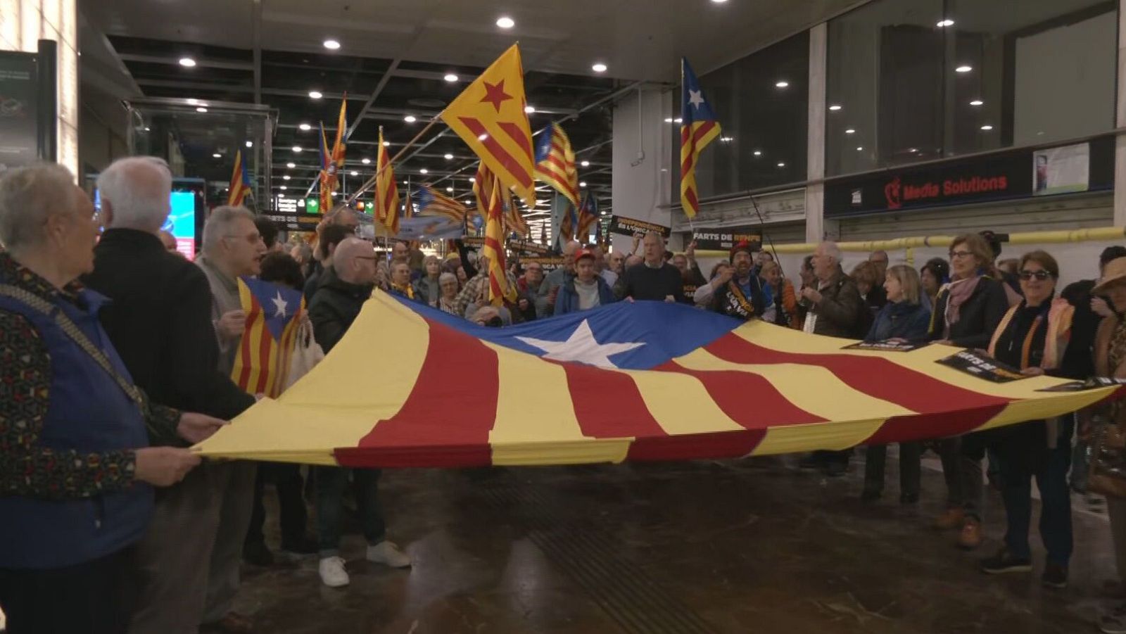 Protesta de l'ANC a l'interior de l'Estació de Sants
