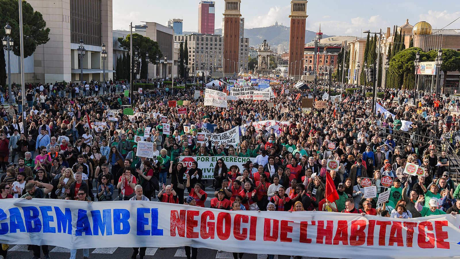 Manifestació a l'avinguda de la Reina Maria Cristina de Barcelona en defensa del dret a un habitatge digne