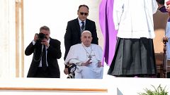 El papa Francisco reaparece en la plaza San Pedro dos semanas después de recibir el alta hospitalaria