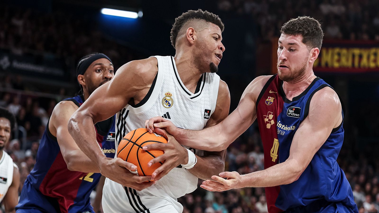 Tavares y Parra luchan por un balón en el clásico del sábado
