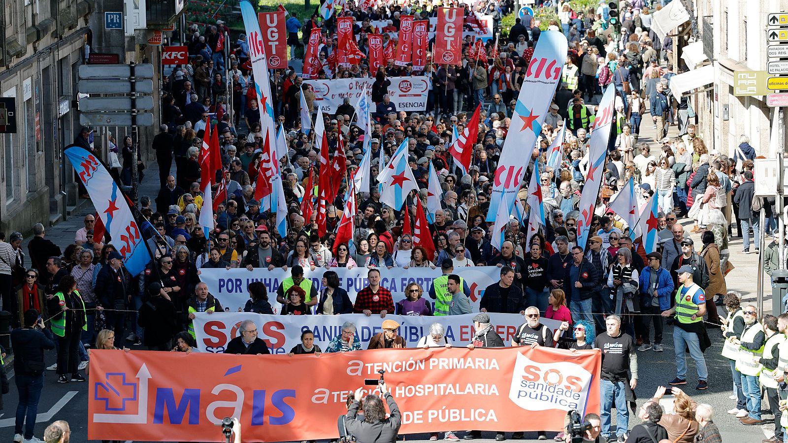 Miles de personas piden en Santiago más recursos para la sanidad pública gallega