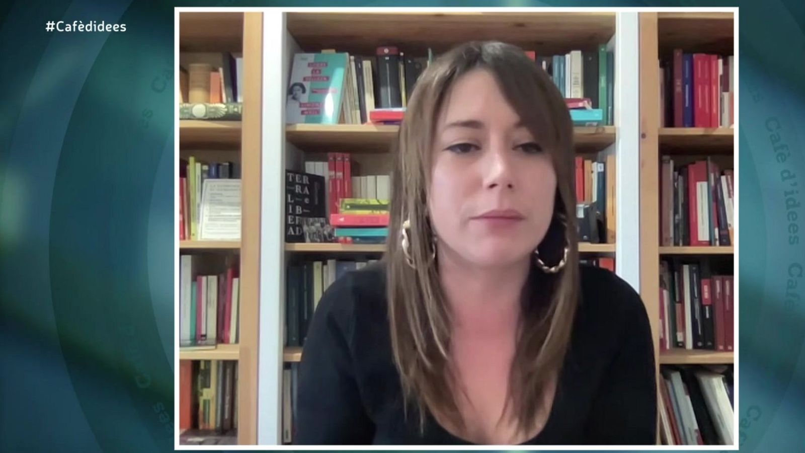 Laure Vega en una entrevista al Cafè d'Idees