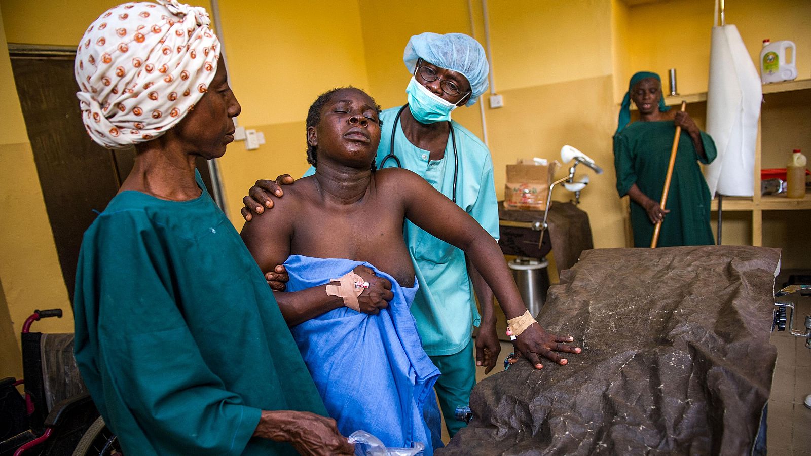 Una mujer durante un parto difícil en el Hospital de Mujeres y Niños Rey Fahed IBN Abdul-Azezz en Gusau, Nigeria.