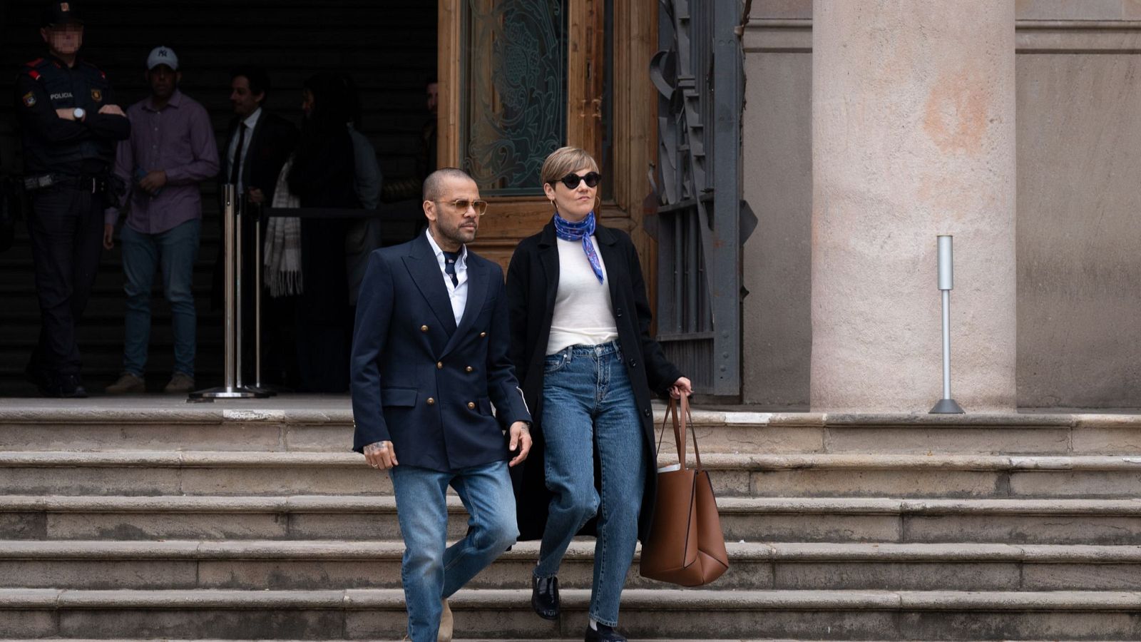 El exfutbolista Dani Alves y su abogada, Inés Guardiola, a su salida del Palacio de Justicia, en Barcelona, el pasado viernes
