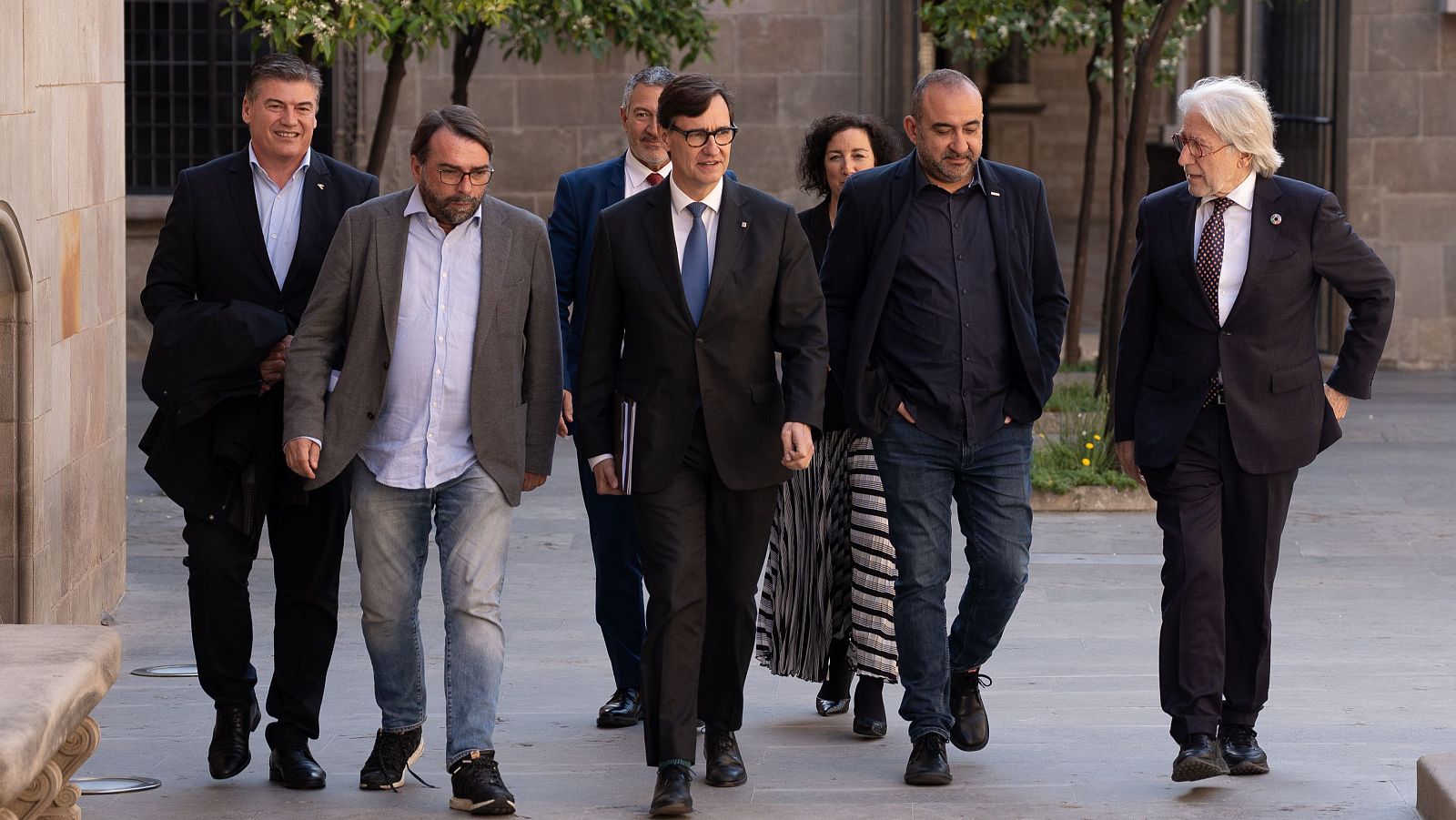 Salvador Illa, acompanyat pels líders de sindicats i patronals abans de reunir-se a Palau