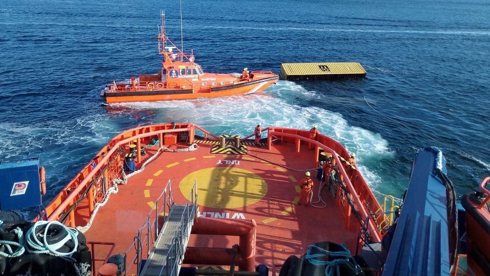 Labores de rescate de un contenedor flotando en alta mar