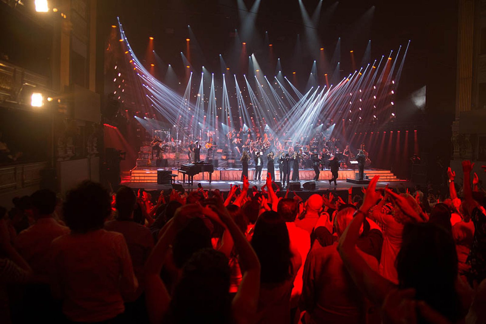 Uno de sus directos más espectaculares, en el que participaron más de 70 músicos, una orquesta sinfónica y un coro góspel