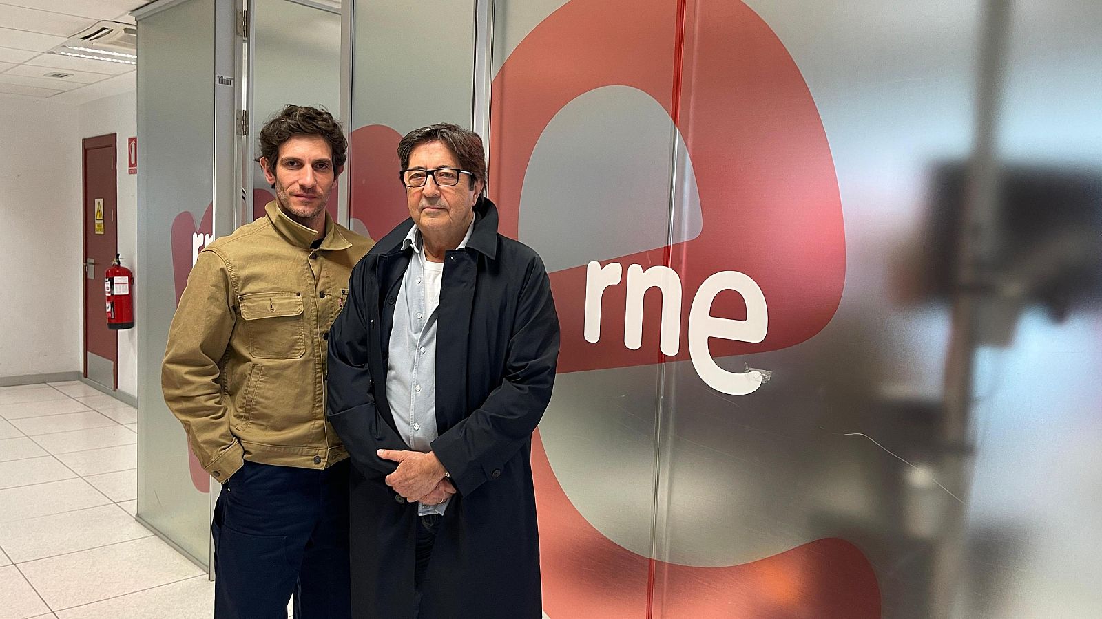 El actor Quim Gutiérrez y el director Manuel Gómez Pereira estrenan el 11 de abril la película 'Un funueral de locos', un remake del éxito inglés 'Un funeral de muerte' (2007).