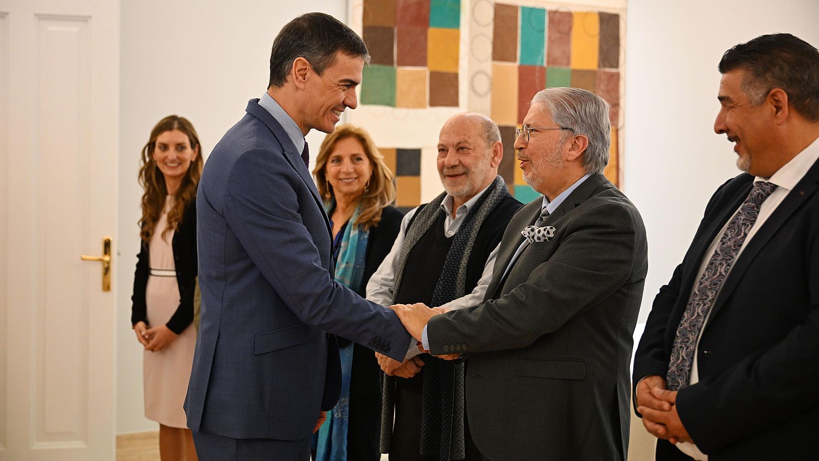 El presidente del Gobierno, Pedro Sánchez, saluda a representantes del pueblo gitano en la Moncloa