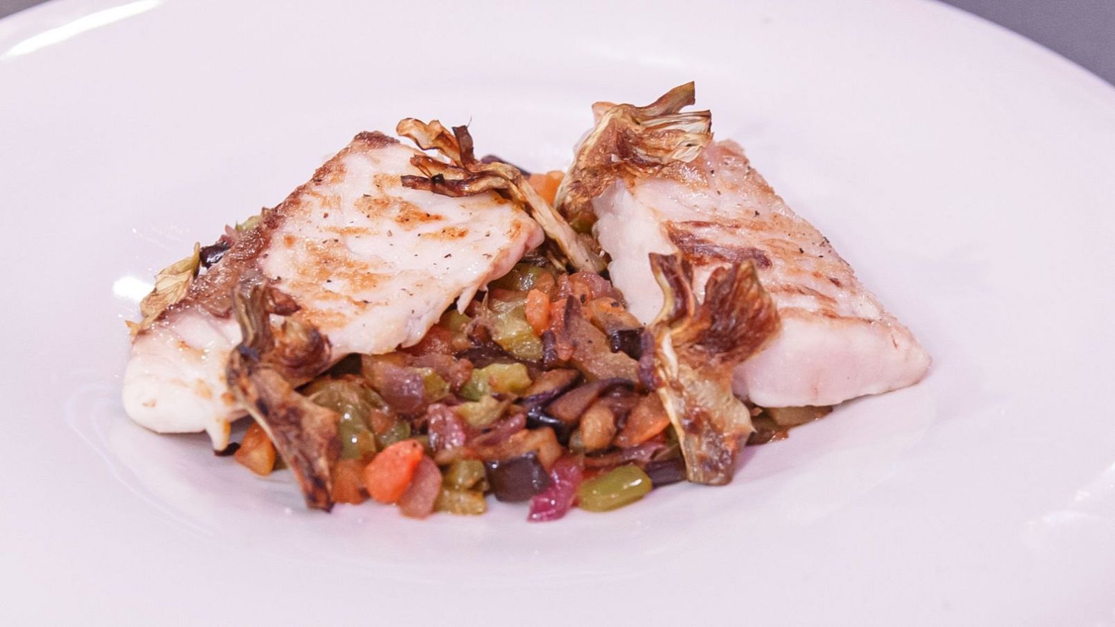 Receta de lubina con pisto y alcachofa crujiente de Ana María en MasterChef 12+1