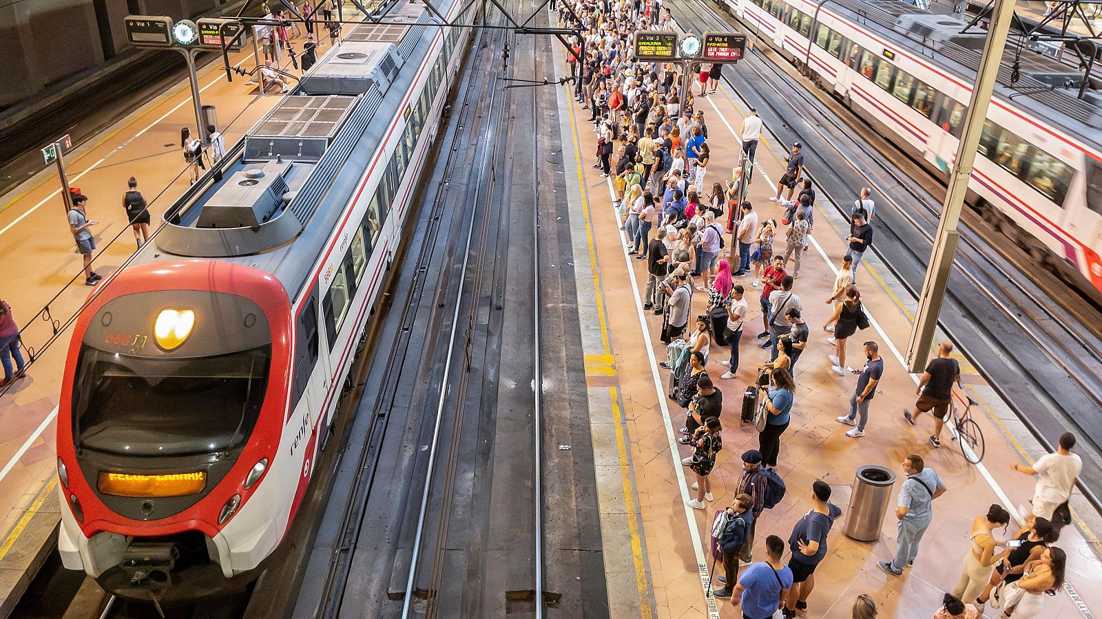 Transportes activa la venta de abonos gratuitos de Renfe y autobús para mayo y junio