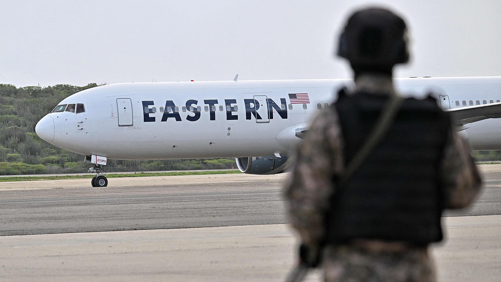 Un avión de Eastern Air Lines transporta migrantes venezolanos repatriados desde Estados Unidos