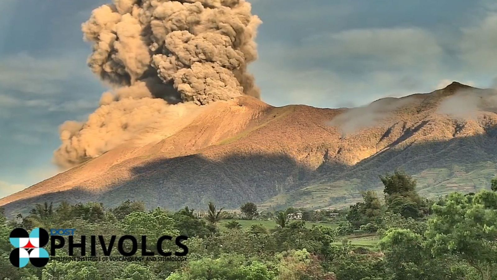 Captura de un video del Instituto Filipino de Vulcanología y Sismologíade de la erupción del volcán Kanlaon