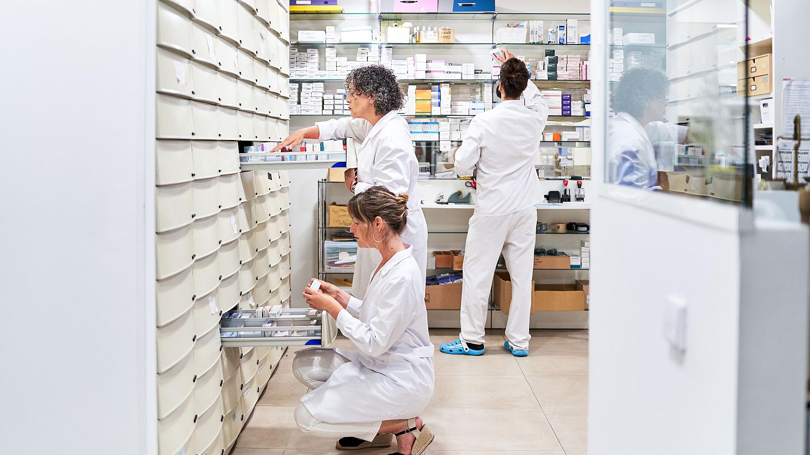 Varios farmacéuticos en una farmacia