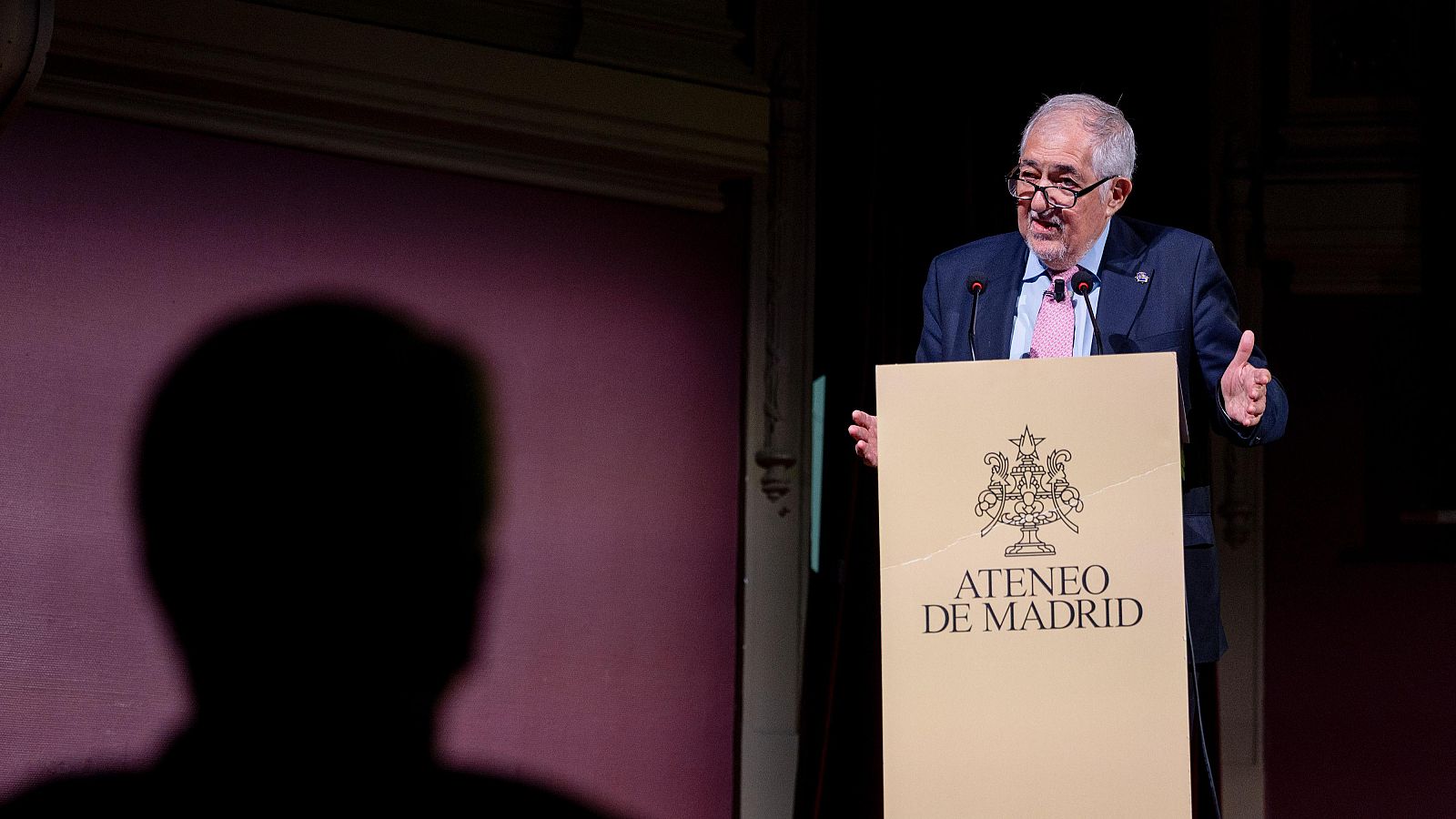 El presidente del Tribunal Constitucional, Cándido Conde-Pumpido, en los desayunos del Ateneo