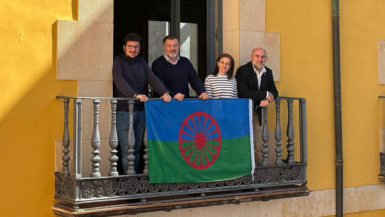 La bandera del pueblo gitano, en su Día Internacional, en el balcón del Ayuntamiento de Cuenca.
