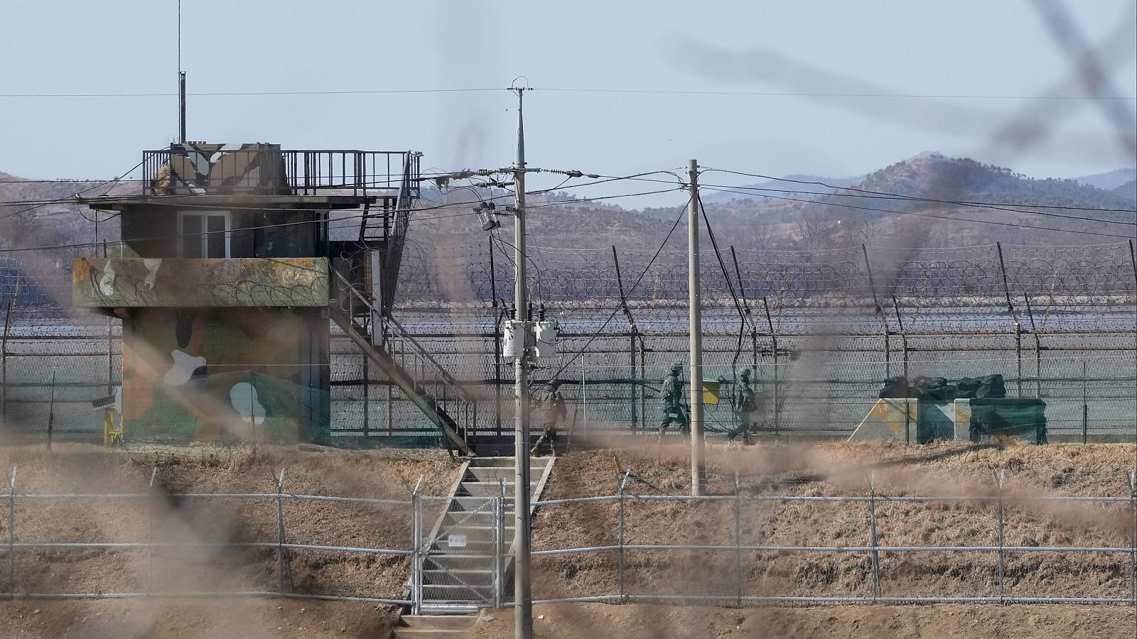 Soldados del Ejército surcoreano patrullan a lo largo de la valla de alambre de espino en Paju, Corea del Sur, cerca de la frontera con Corea del Norte, el 18 de febrero de 2025.