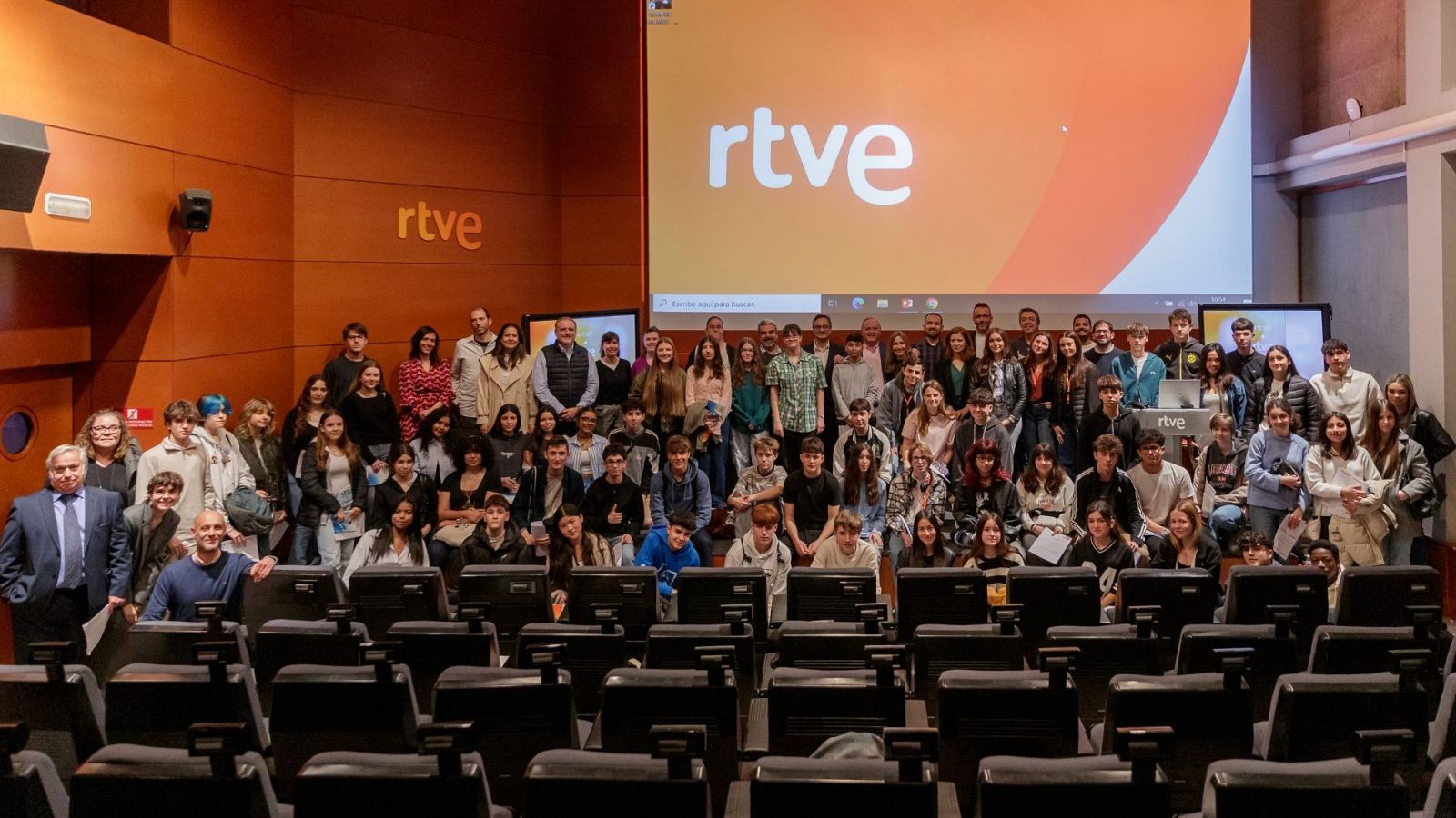Foto de grupo del acto de bievenida, este martes en Prado del Rey