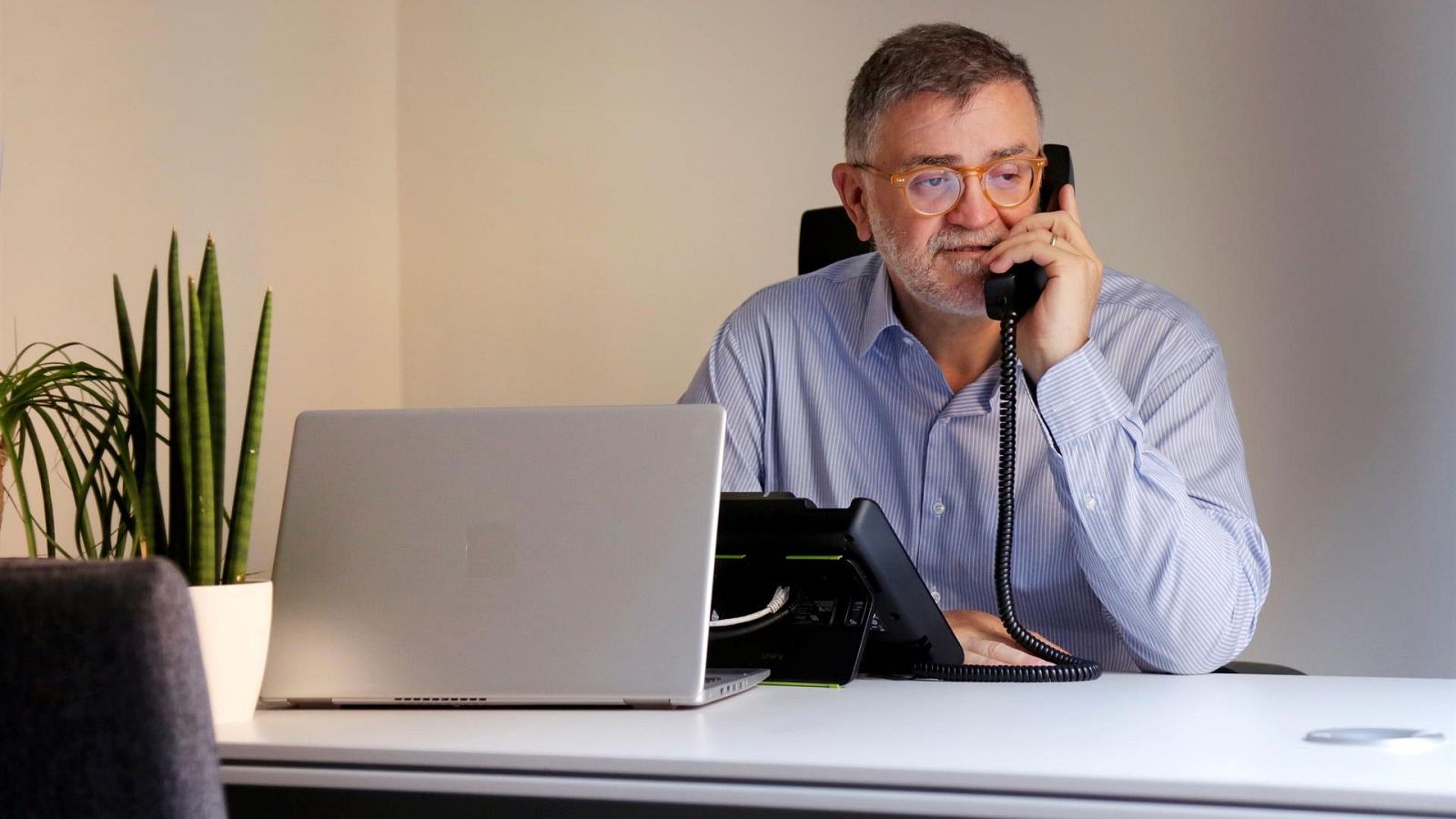 El psiquiatra y voluntario del Teléfono de la Esperanza en Barcelona, Enric Armengou, en una imagen de 2021.