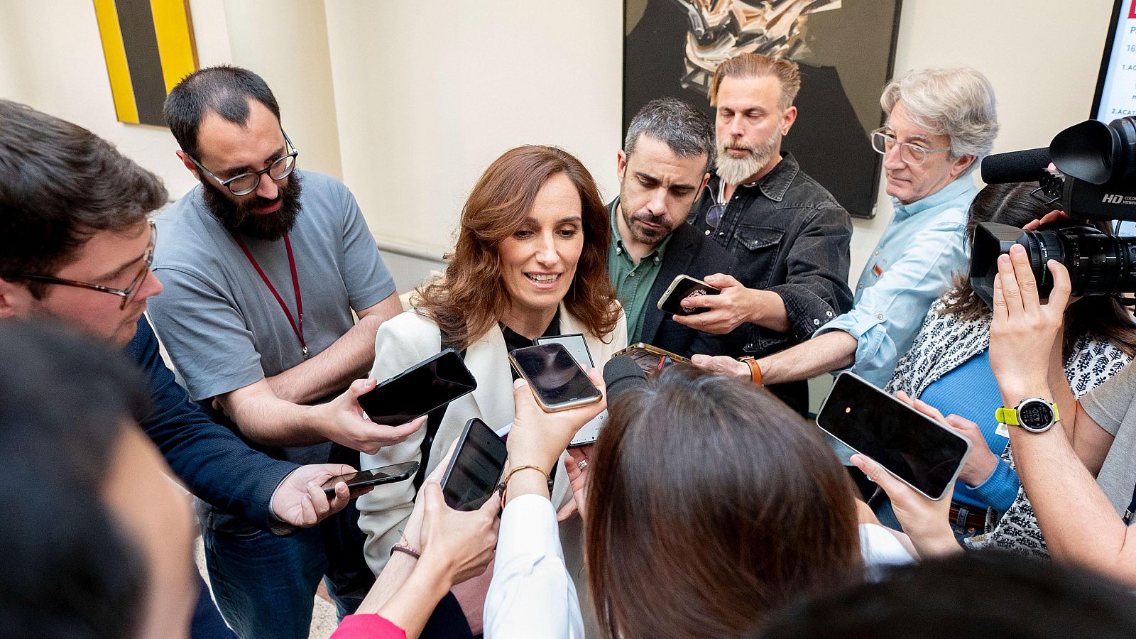 La ministra de Sanidad, Mónica García, atiende a los medios de comunicación en el Senado