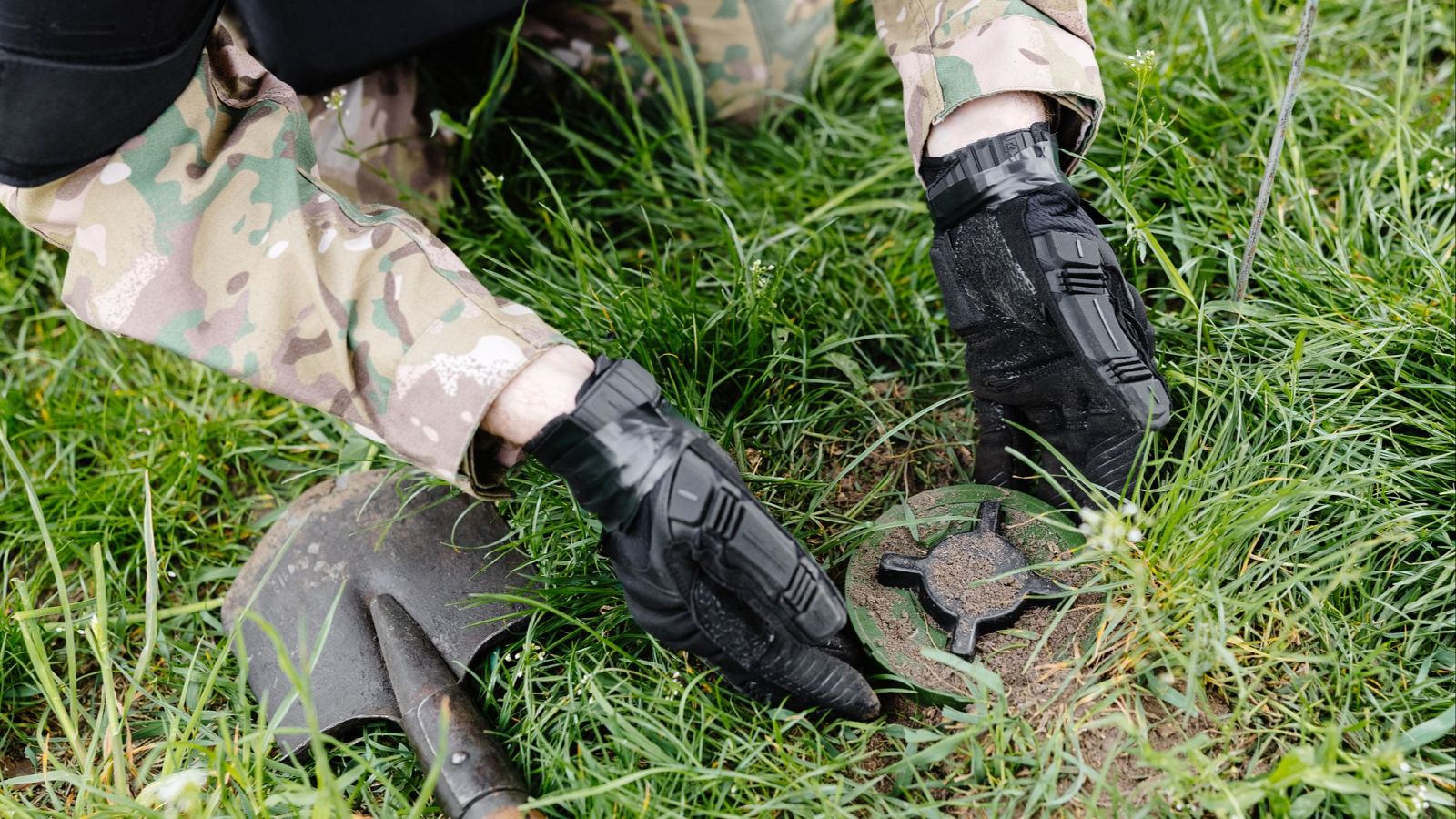 Un soldado desentierra una mina antipersona