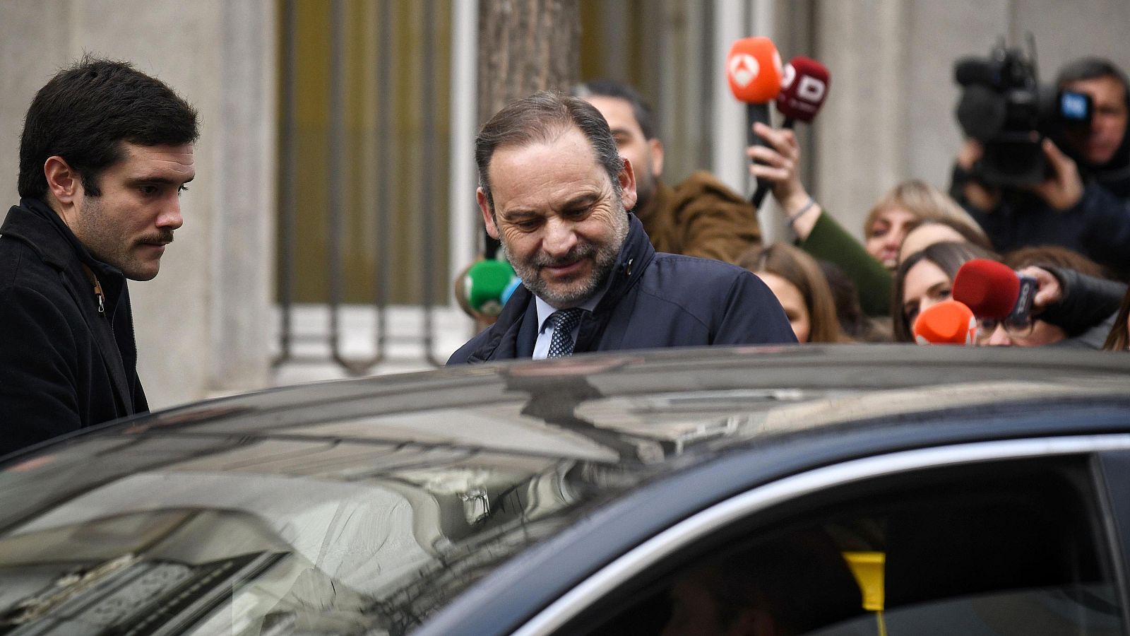 El ex ministro de Transportes José Luis Ábalos (c) sale de declarar al Tribunal Supremo,