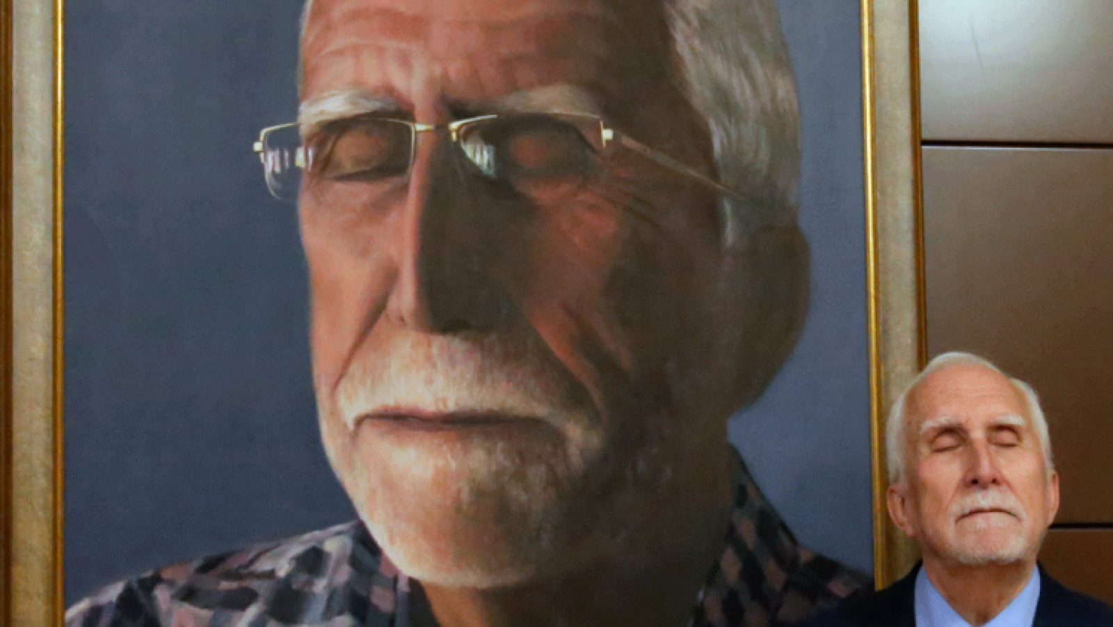 El retrato de Luis Mateo Díez, Premio Cervantes 2023, ya cuelga en la Biblioteca Nacional: "Estoy como en casa"