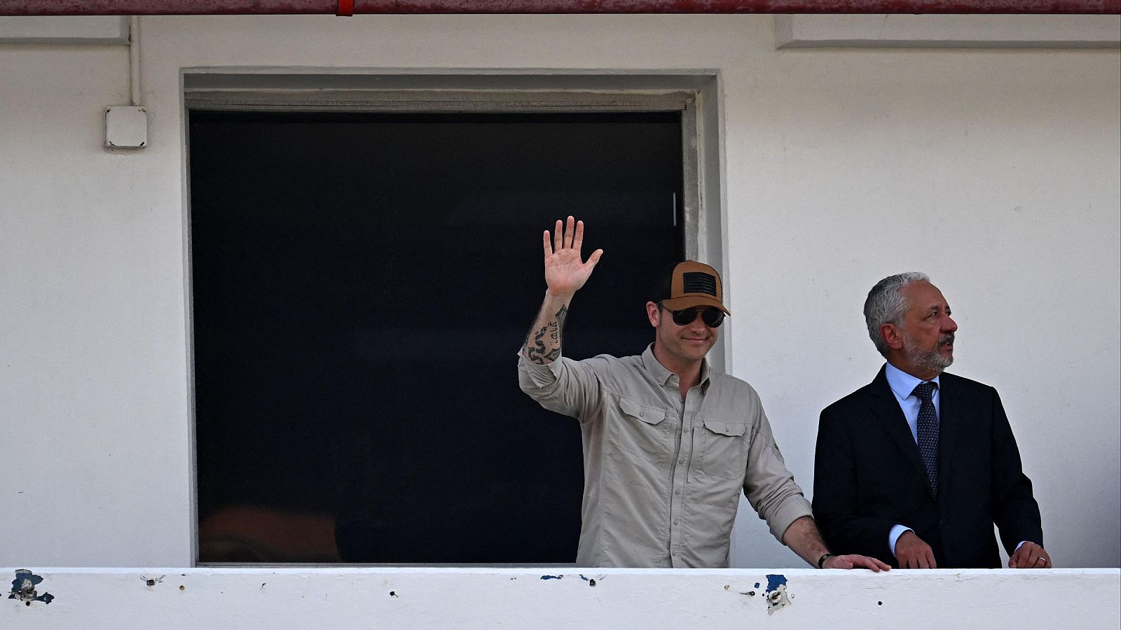 El Secretario de Defensa de EE.UU. Pete Hegseth (izq.) junto al Administrador del Canal de Panamá Ricaurte Vasquez durante una visita al Canal de Panamá el 8 de abril de 2025.