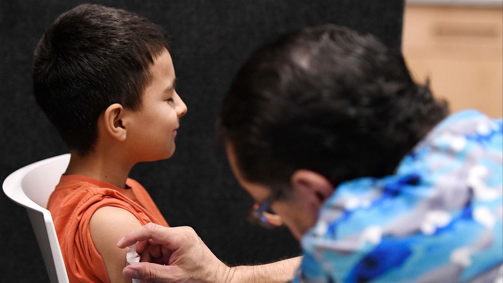 Vacunación de un niño en Texas, epicentro de un brote en Estados Unidos que ha dejado ya dos muertos en el estado