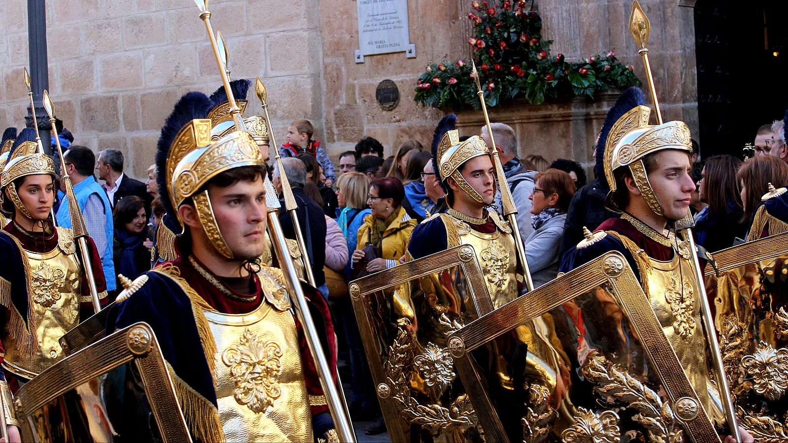 Blancos y azules: La rivalidad histórica de dos cofradías en Lorca
