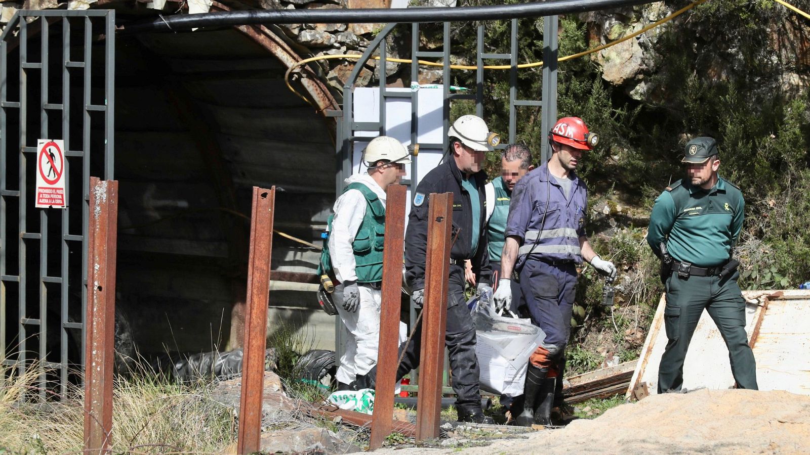 Investigadores, miembros de la brigada de salvamento minero y Policía Judicial de la Guardia Civil saliendo de la mina de Cerredo tras la primera inspección técnica