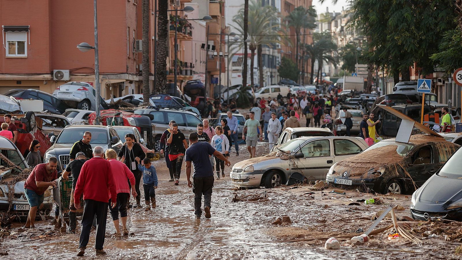 Varias personas caminan por una de las calles afectadas en Paiporta, Valencia, el 30 de octubre