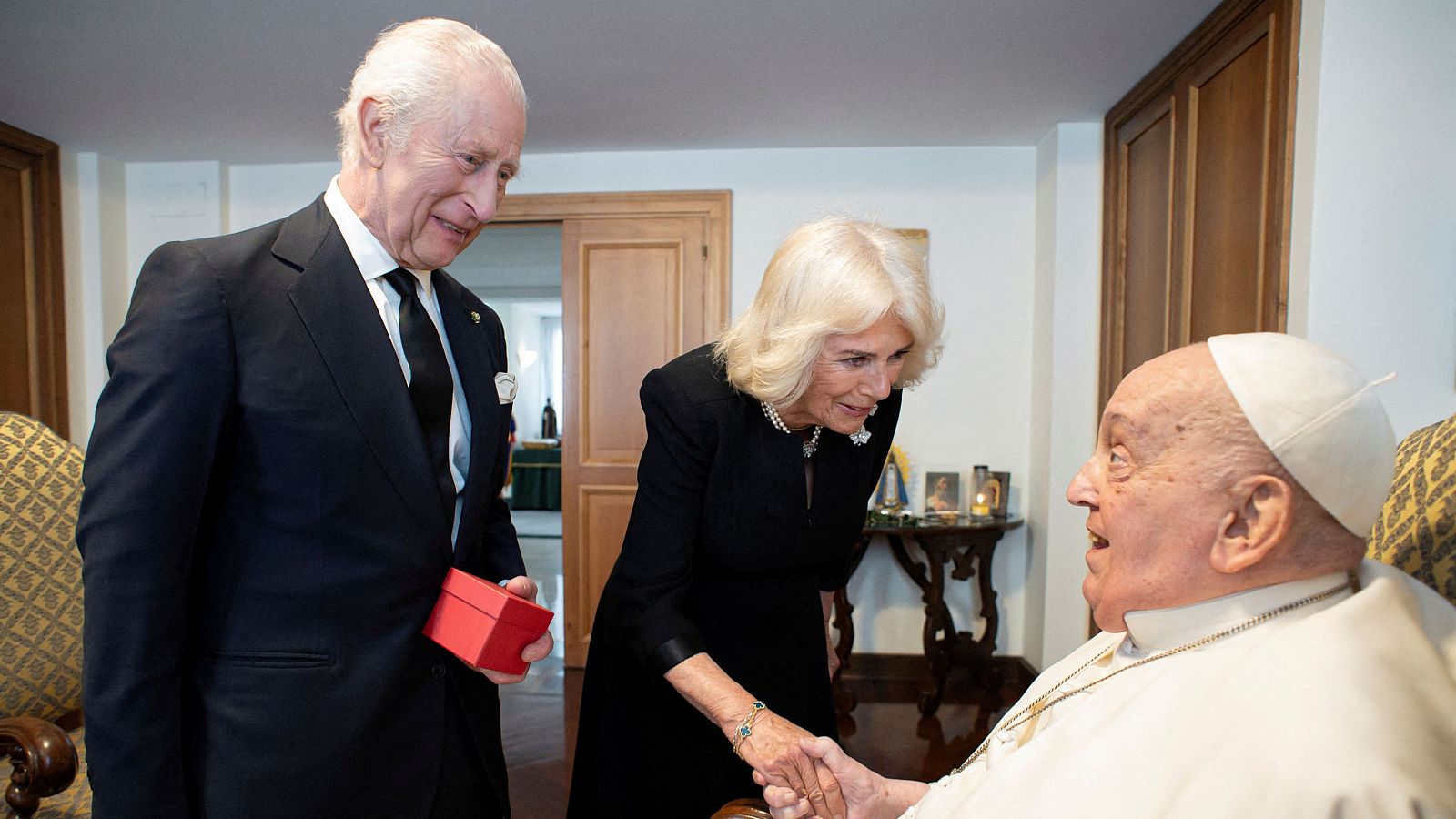 Papa Francisco: Carlos III y su esposa Camila visitan al pontífice en el Vaticano