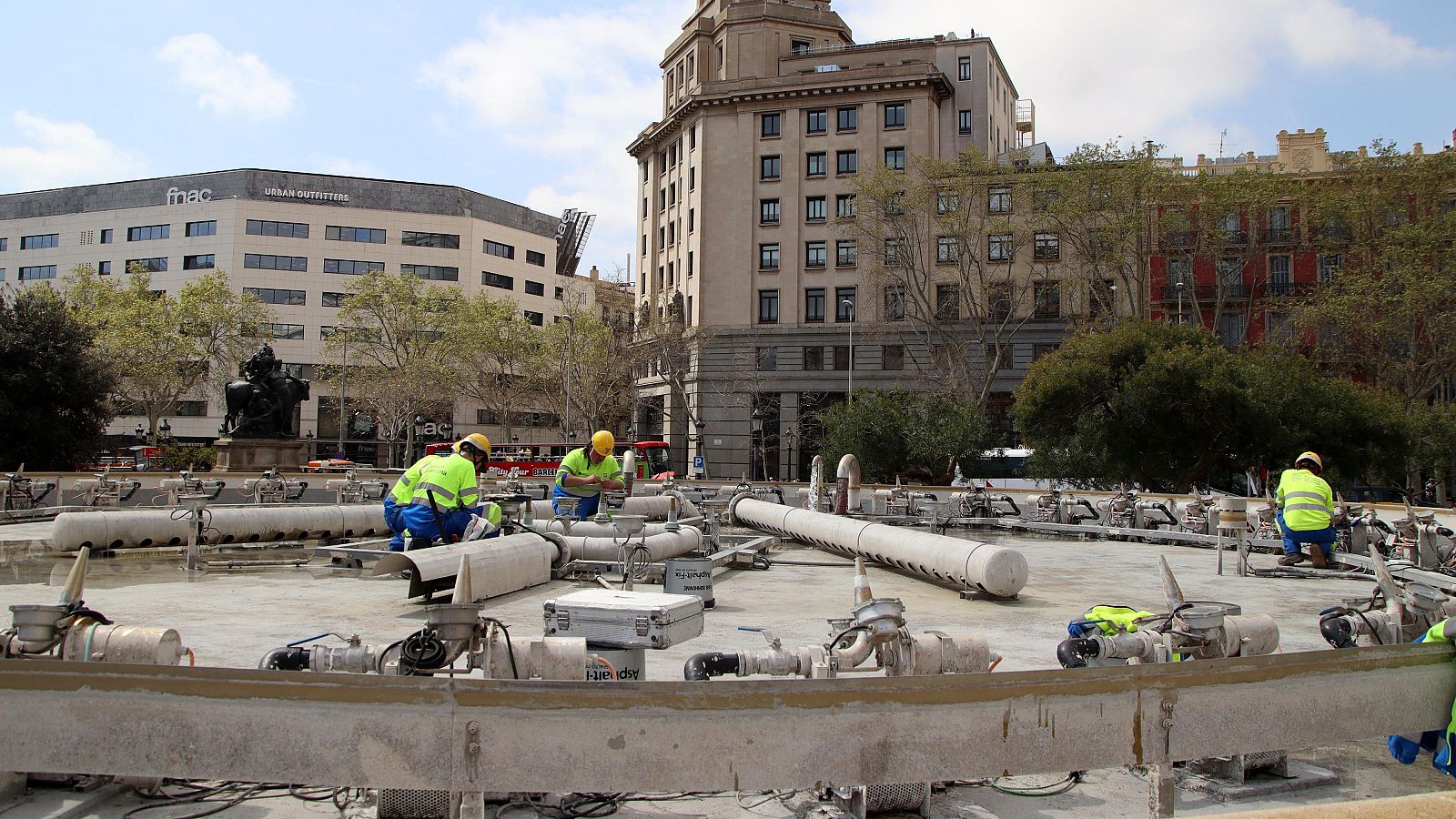 Una de les fonts bessones de plaça Catalunya amb tècnics revisant els brolladors | ACN