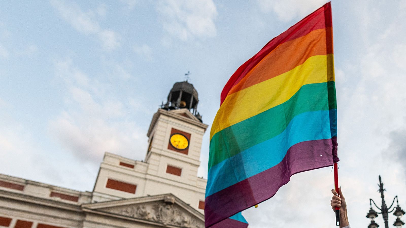 El Constitucional anula un artículo de la ley LGTBI de Ayuso que limitaba la personación de asociaciones