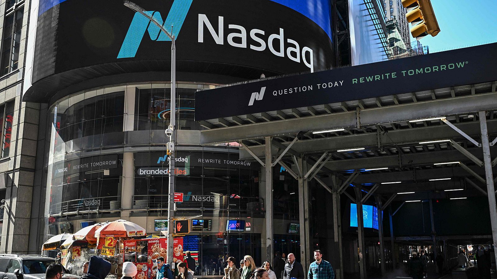 Aranceles de Trump y bolsas mundiales, en directo: NASDAQ MarketSite en Times Square