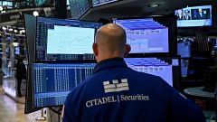 El IBEX 35 cierra con una subida del 4,32%, la mayor en tres años, mientras Wall Street se desinfla tras la euforia de ayer