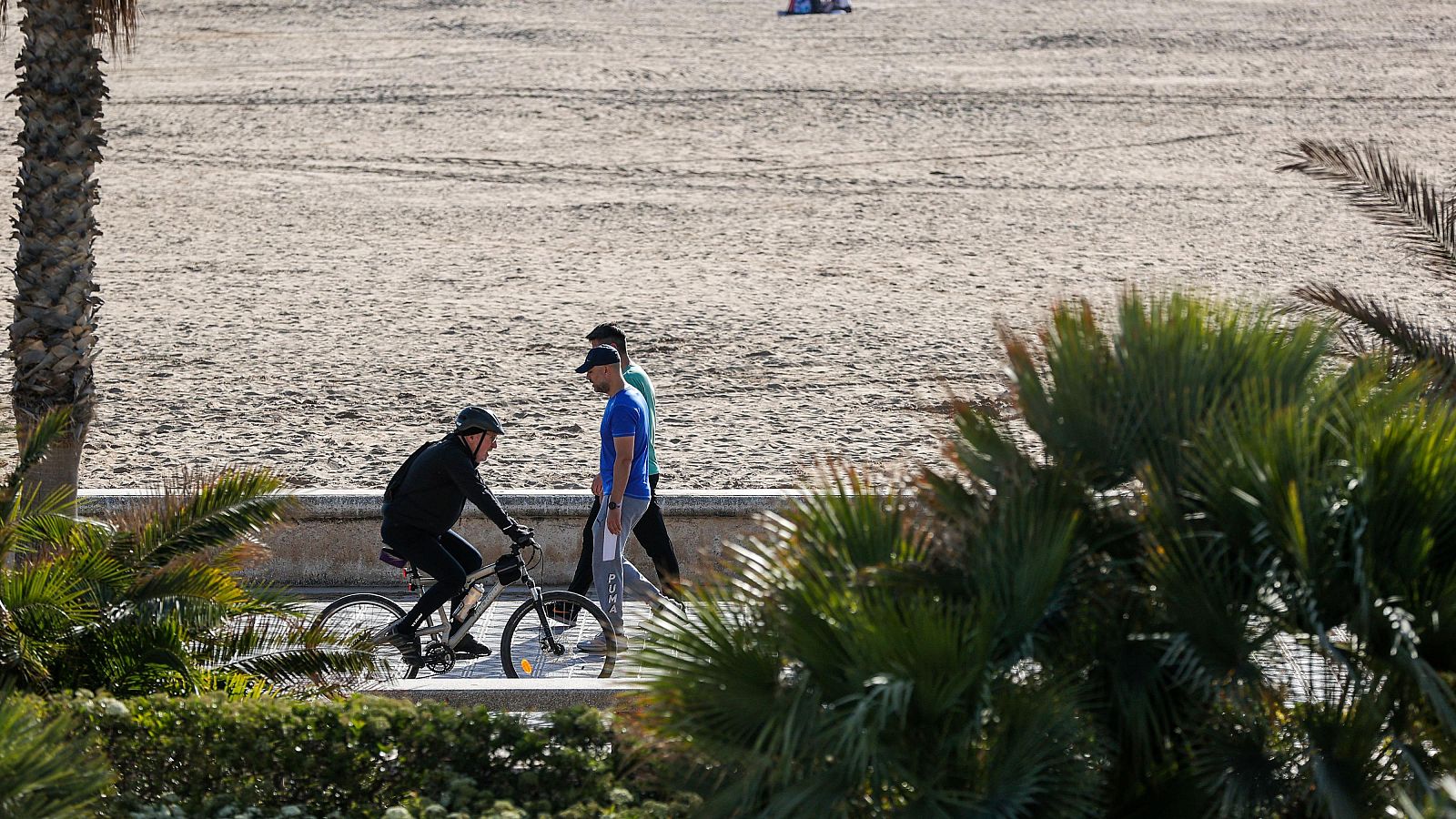 Varias personas en el paseo marítimo de la playa de la Malavarrosa, Valencia