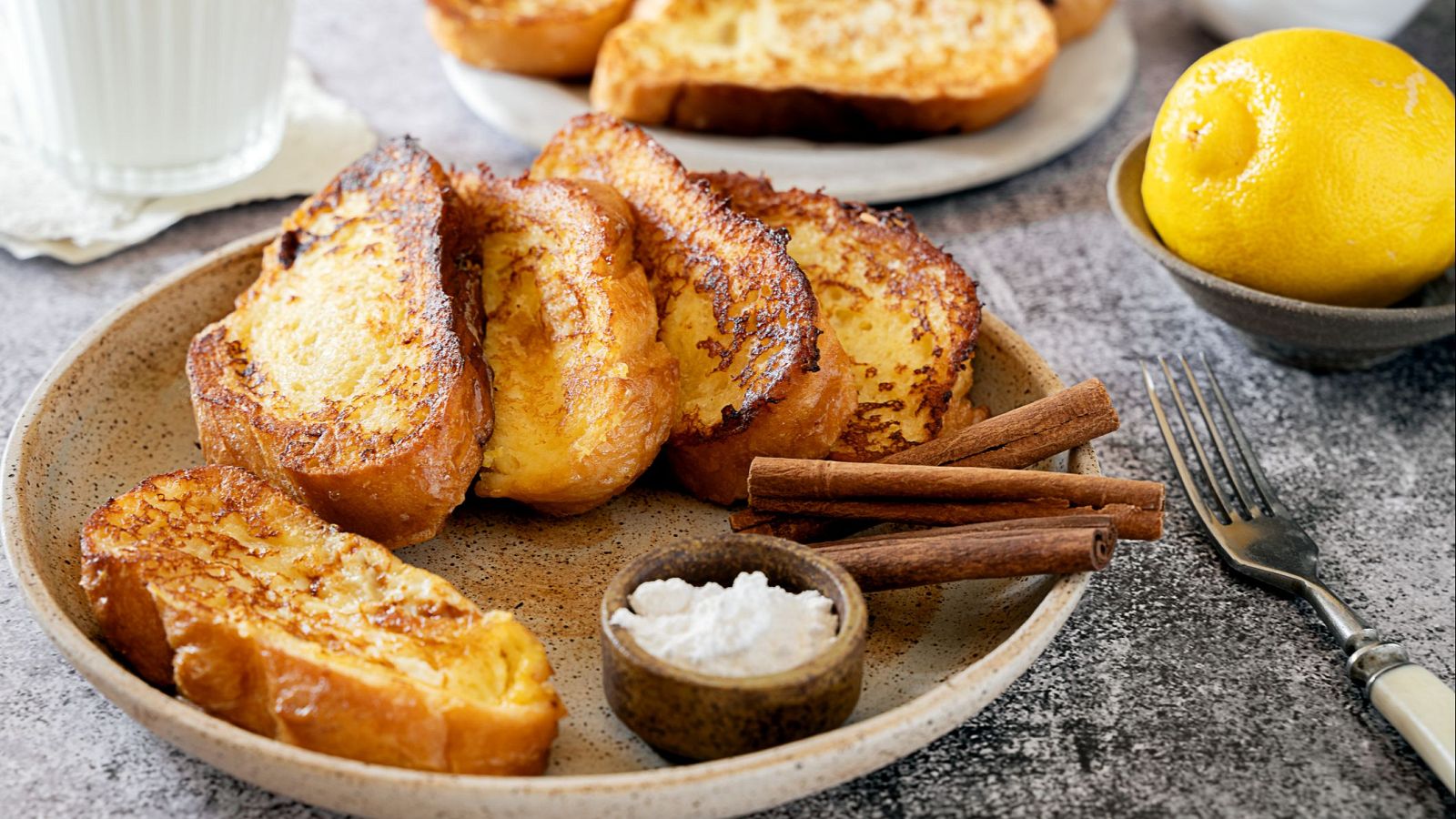 Aunque las tradicionales se hacen con pan duro, también es posible disfrutar de torrijas de roscón, de horchata o al caramelo, entre otras variedades.