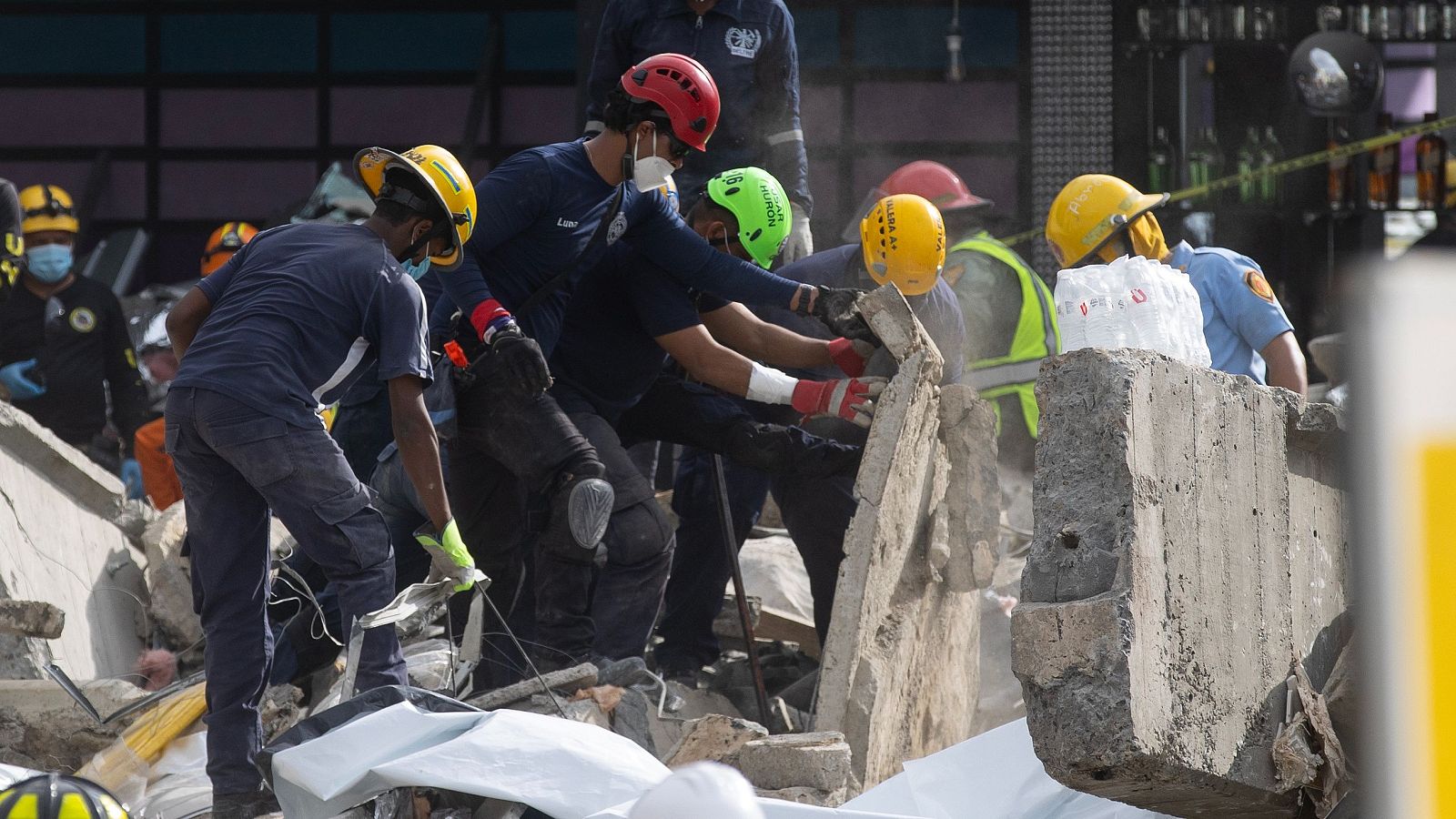 Equipos de rescate trabajan en la búsqueda de víctimas al interior de la discoteca Jet Set este miércoles, en Santo Domingo