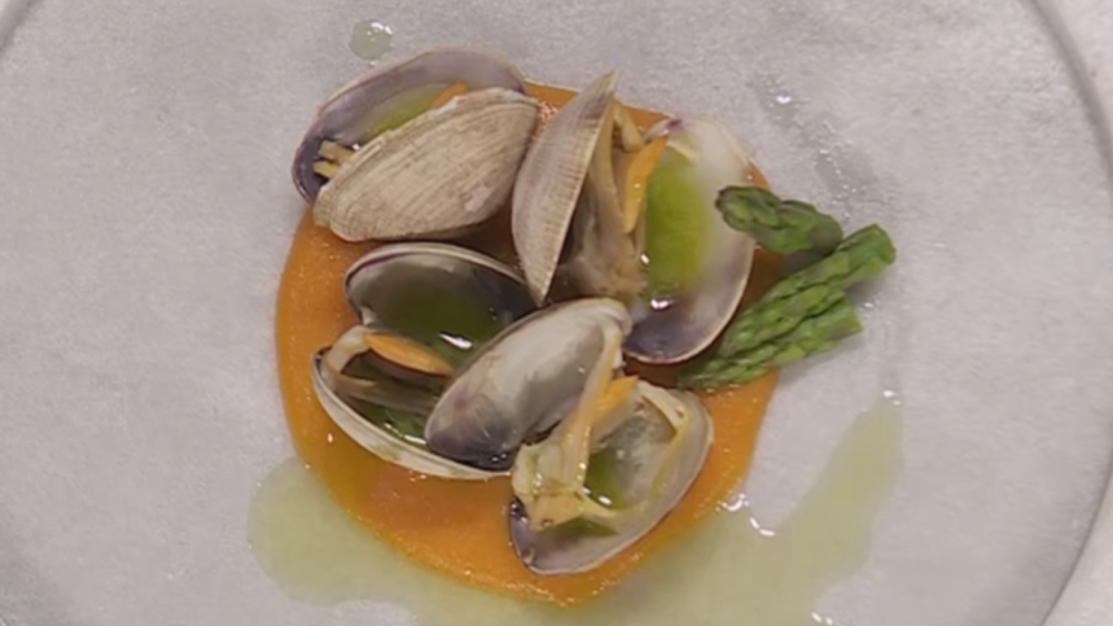 Receta de almejas con tomate y falsa salsa verde de Ismael en MasterChef 12+1