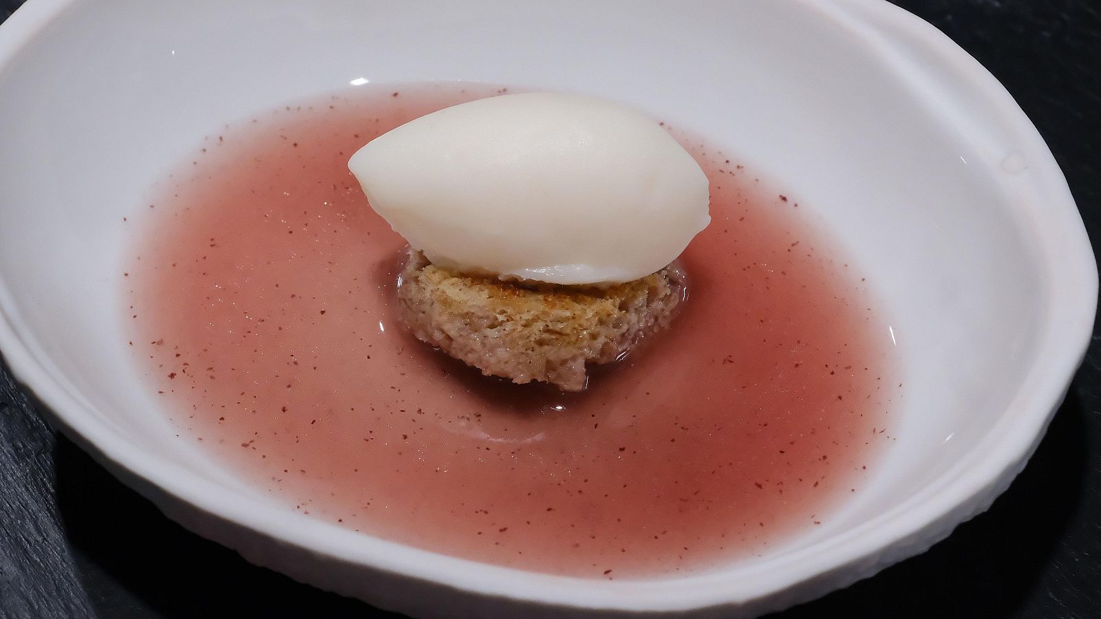 Receta de crema helada de caldo de ave con costrón y sopa de aceitunas de MasterChef 12+1