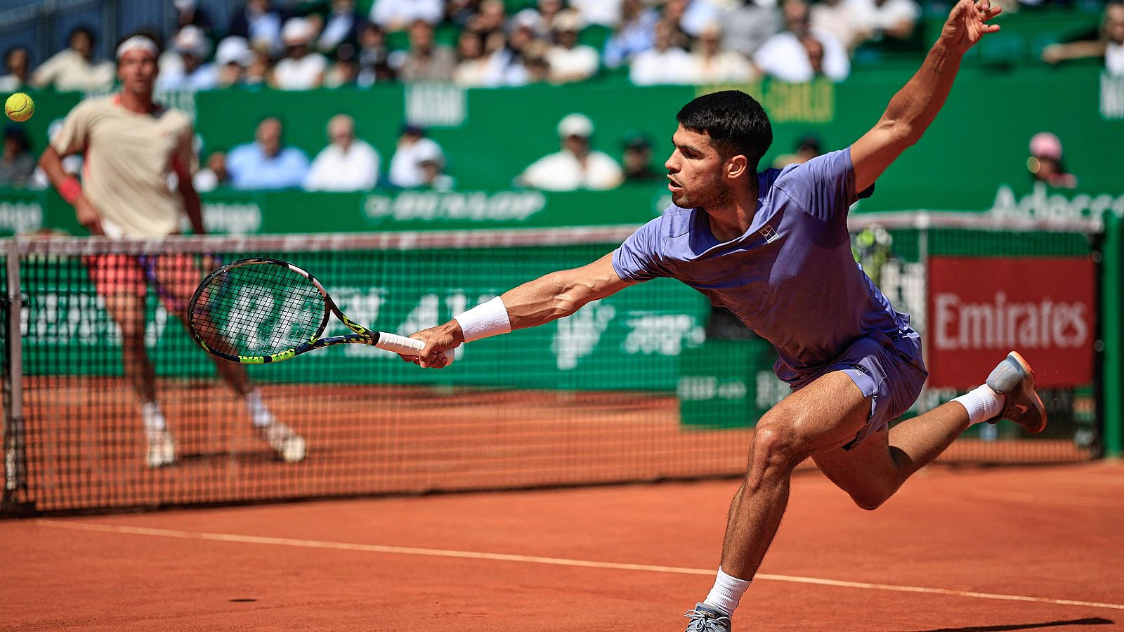 Carlos Alcaraz envía una bola al alemán Daniel Altmaier durante el duelo de Montecarlo.