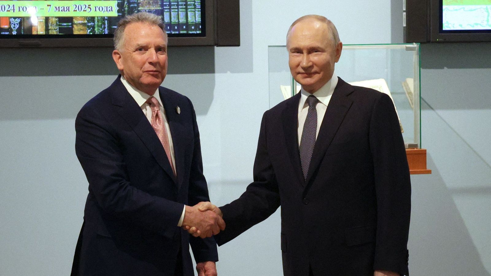 El presidente de Rusia, Vladimir Putin, estrecha la mano del enviado del presidente estadounidense Donald Trump, Steve Witkoff