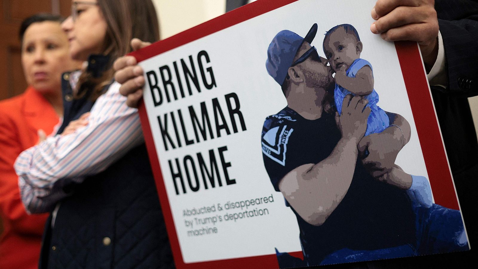 Una persona sostiene un cartel con una fotografía de Kilmar Abrego García pidiendo su regreso a EE.UU.