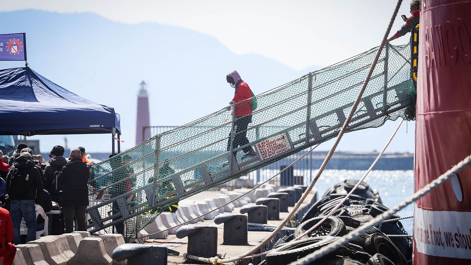 Italia manda a 40 migrantes a sus centros en Albania