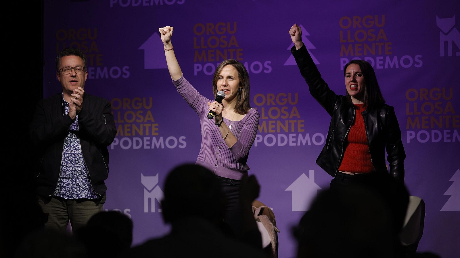 La secretaria general de Podemos, Ione Belarra (c), la eurodiputada Irene Montero (d) y el portavoz de Podem Catalunya, Andrés Medrano (i)