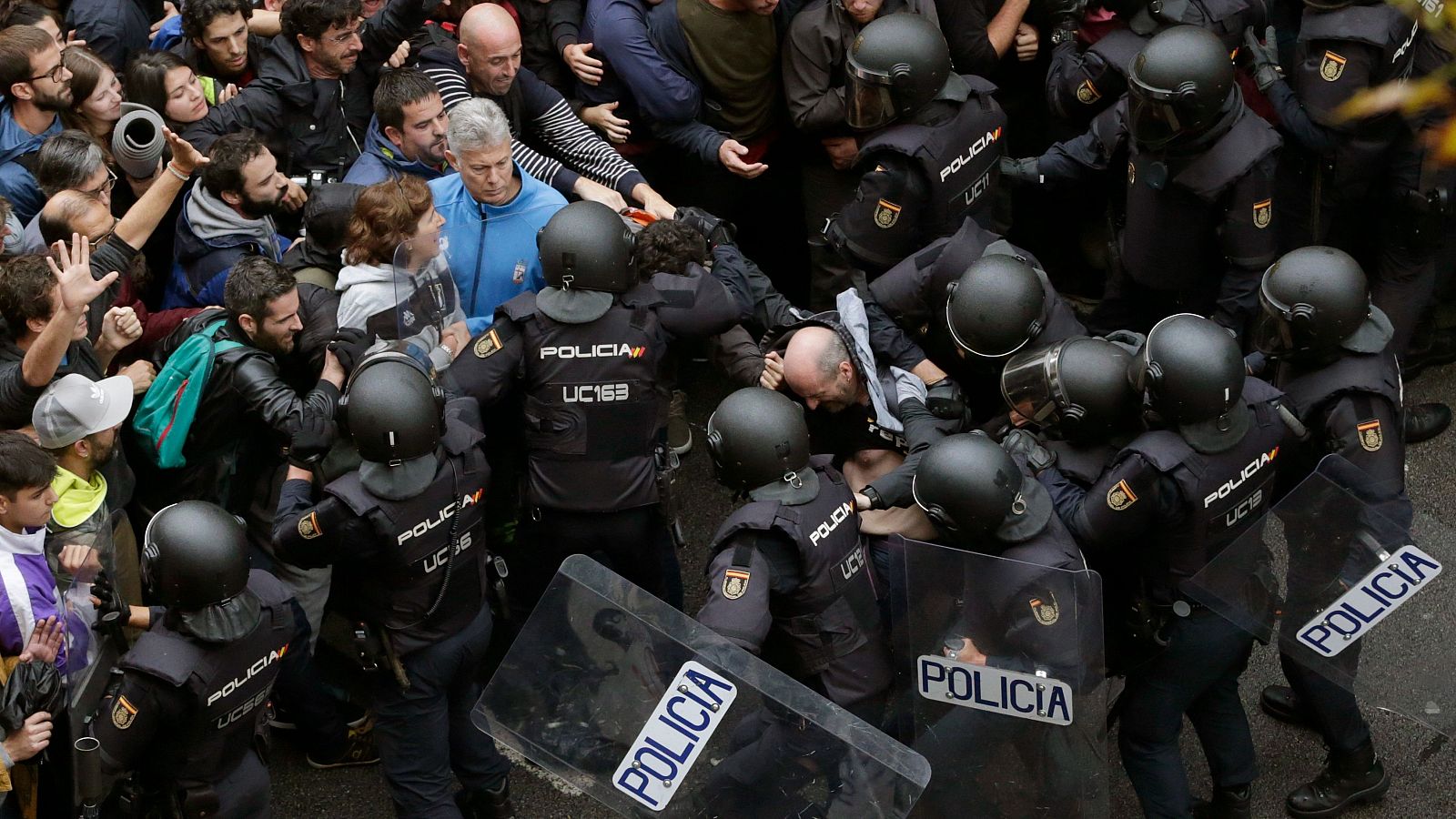 Agentes de Policía Nacional frente al colegio Ramón Llull de Barcelona el 1 de octubre de 2017 (archivo)